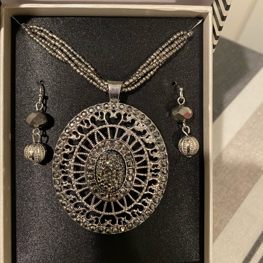 Earring and necklace set